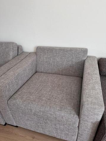 Een moderne set van twee grote stoelen beschikbaar voor biedingen