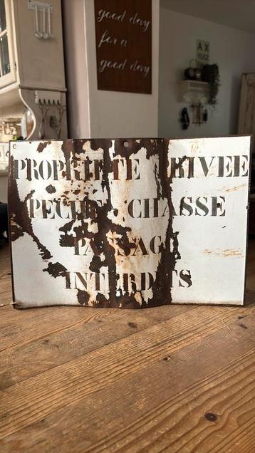 Oud ijzereren bord beschikbaar voor biedingen