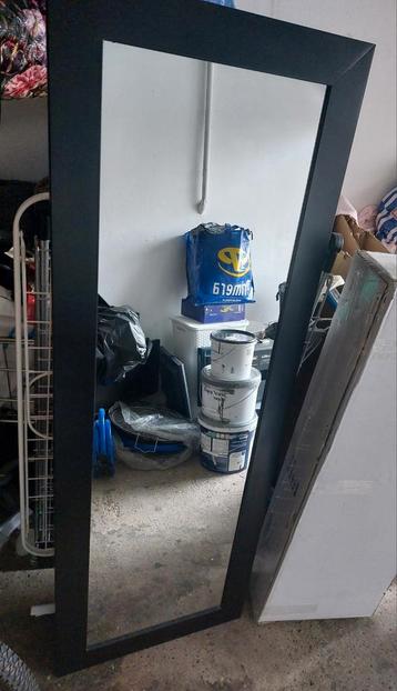 Aangeboden z.g.a.n grote zwarte pas spiegel  beschikbaar voor biedingen