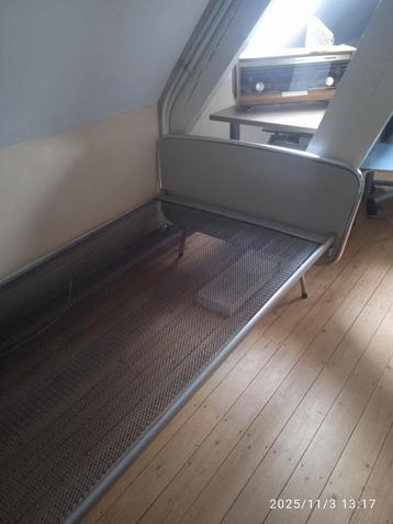 1 persoons Rietveld Auping bed incl tafel stoel en nachtkast beschikbaar voor biedingen