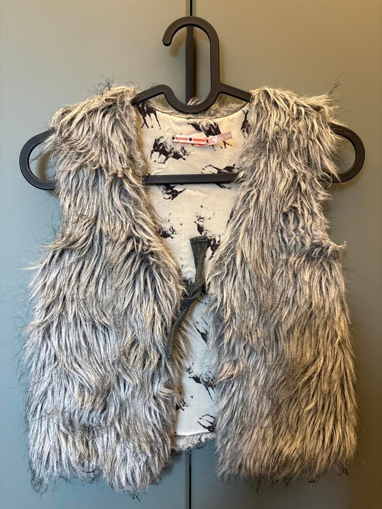 Stoer grijs nep bont vestje NONO maat 122-128, Kinderen en Baby's, Kinderkleding | Maat 122, Zo goed als nieuw, Meisje, Trui of Vest
