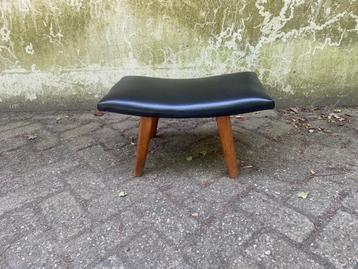Vintage voetenbankje beschikbaar voor biedingen
