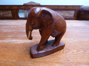 Mooi vormgegeven houten olifant (1) beschikbaar voor biedingen