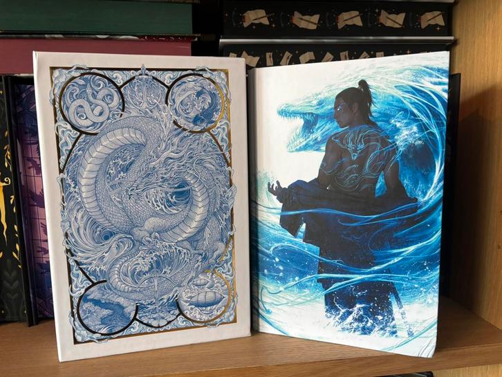 Ilumicrate Dragon Republic damaged Special Edition, Boeken, Fantasy, Zo goed als nieuw, Ophalen of Verzenden