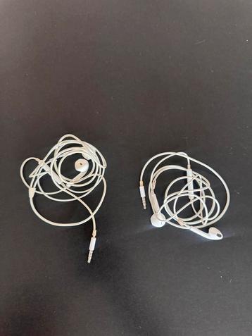 2x White earphones with 3.5mm jack beschikbaar voor biedingen