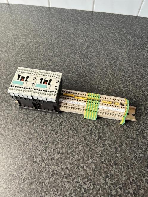 Siemens Sirius relais + 27 rijgklemmen op Din rail ., Hobby en Vrije tijd, Elektronica-componenten, Gebruikt, Ophalen of Verzenden