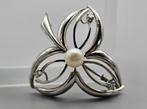 Wit gouden vintage broche met parel en diamant: 2025/298.