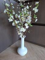 Witte aardewerken vaas met 10 witte zijden bloesemtakken., Huis en Inrichting, Woonaccessoires | Kunstplanten en Kunstbloemen