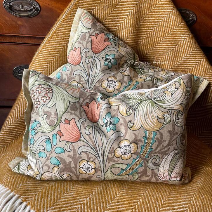 Engelse SET kussens William Morris Golden Lily, Huis en Inrichting, Woonaccessoires | Kussens, Nieuw, Overige kleuren, Rechthoekig