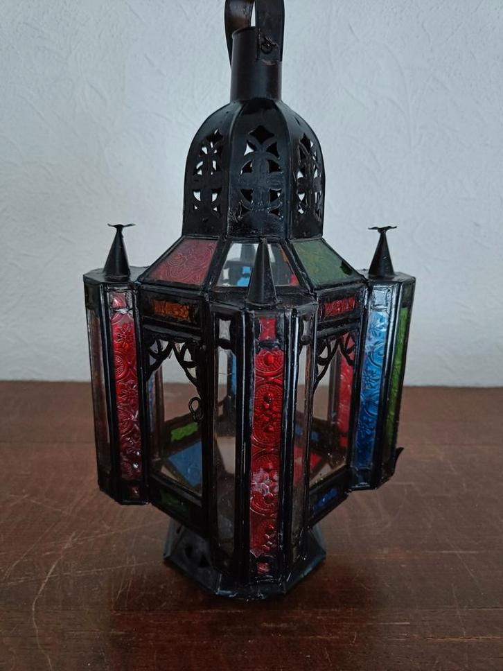 Oosterse metalen(hang) lantaarn met gekleurd glas, Antiek en Kunst, Antiek | Woonaccessoires, Ophalen of Verzenden