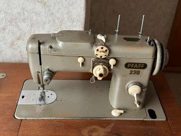 Naaimachine Pfaff 230 met meubel, defecte aandrijfriem beschikbaar voor biedingen