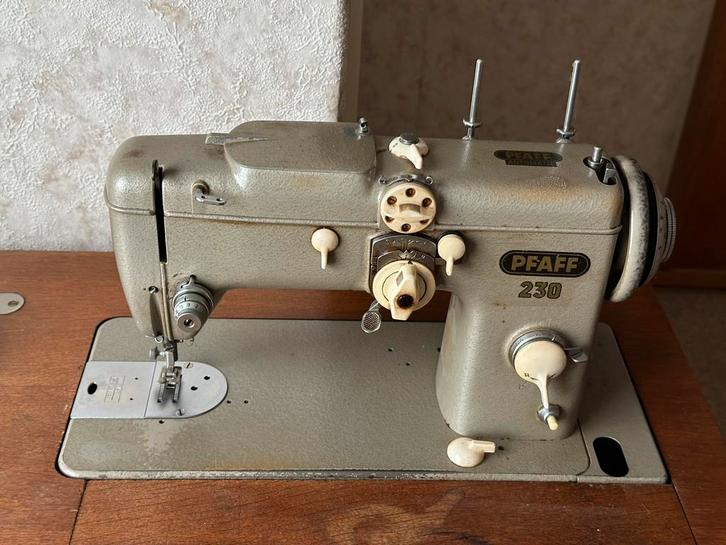 Naaimachine Pfaff 230 met meubel, defecte aandrijfriem, Hobby en Vrije tijd, Naaimachines en Toebehoren, Gebruikt, Naaimachine