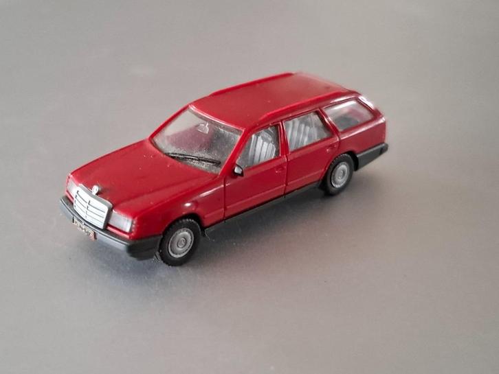 1:87 Mercedes 300 T W124 T124 rood Herpa € 4, Hobby en Vrije tijd, Modelauto's | 1:87, Zo goed als nieuw, Auto, Herpa, Verzenden