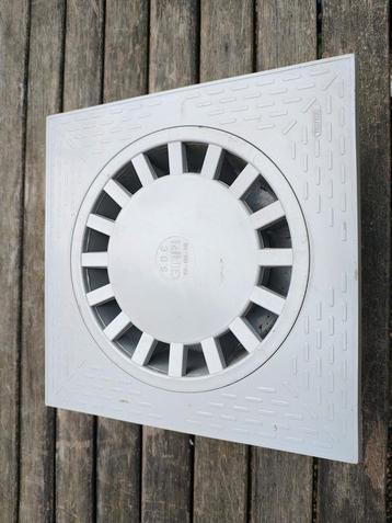 Afvoerputje met stankafsluiter van dik pvc beschikbaar voor biedingen