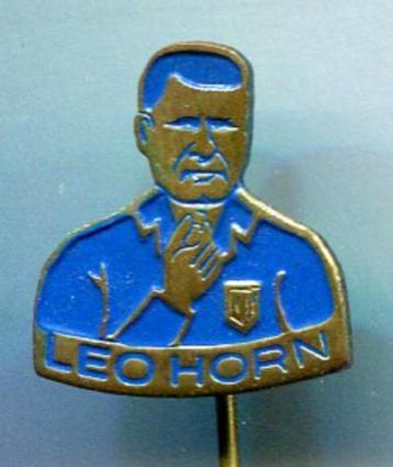 Leo Horn blauw/koper voetbal scheidsrechter speldje ( Z_208) beschikbaar voor biedingen