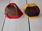 Twee prachtige mutsjes uit Marken - bruin/bordeauxrood, Antiek en Kunst, Antiek | Kleding en Accessoires, Ophalen of Verzenden