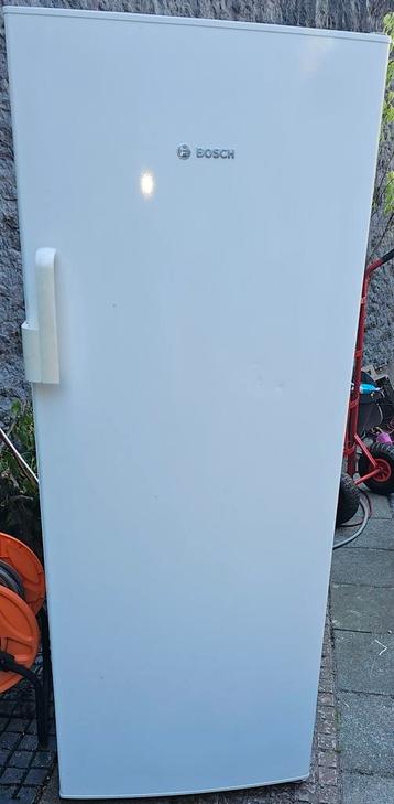 TE KOOP:  EEN GROTE VRIESKAST VAN BOSCH MET NO FROST. beschikbaar voor biedingen