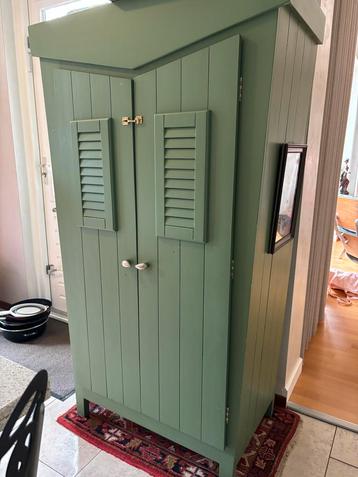 Groen massief houten babykamerkast beschikbaar voor biedingen