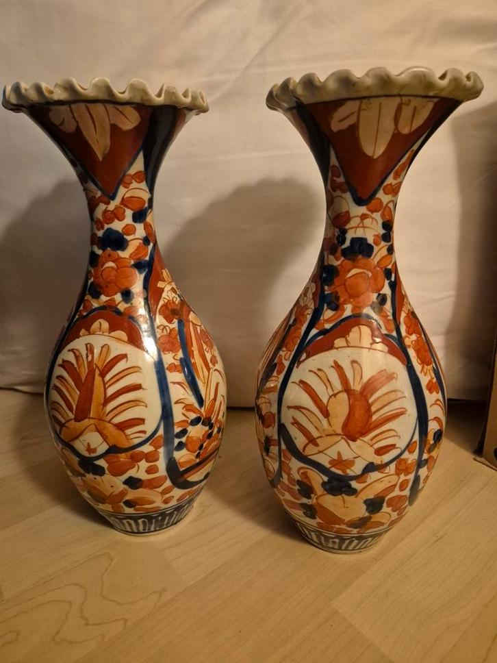 Imari Vaasje met Gegolfde Rand 2 stuks, Antiek en Kunst, Antiek | Vazen, Ophalen of Verzenden