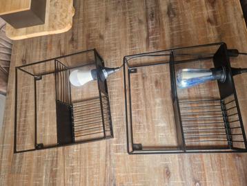 Metalen wandrek met verlichting beschikbaar voor biedingen