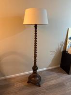 Donkere houten lampenvoet met kap, gedraaid houtwerk, Huis en Inrichting, Lampen | Vloerlampen, Ophalen, Gebruikt, Hout, 100 tot 150 cm