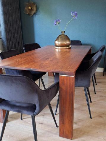 Notenhouten eettafel beschikbaar voor biedingen