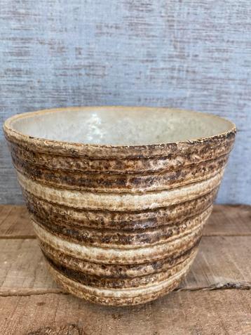 Vintage bloempot uit de jaren 70, in perfecte staat beschikbaar voor biedingen