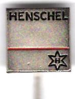 Henschel zilverkleurig/blik tractor speldje ( E_006 ), Verzamelen, Speldjes, Pins en Buttons, Verzenden, Zo goed als nieuw, Transport
