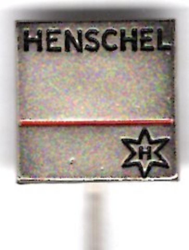 Henschel zilverkleurig/blik tractor speldje ( E_006 ), Verzamelen, Speldjes, Pins en Buttons, Zo goed als nieuw, Speldje of Pin