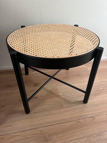 Gebruikte bijzettafel met rotan blad beschikbaar voor biedingen