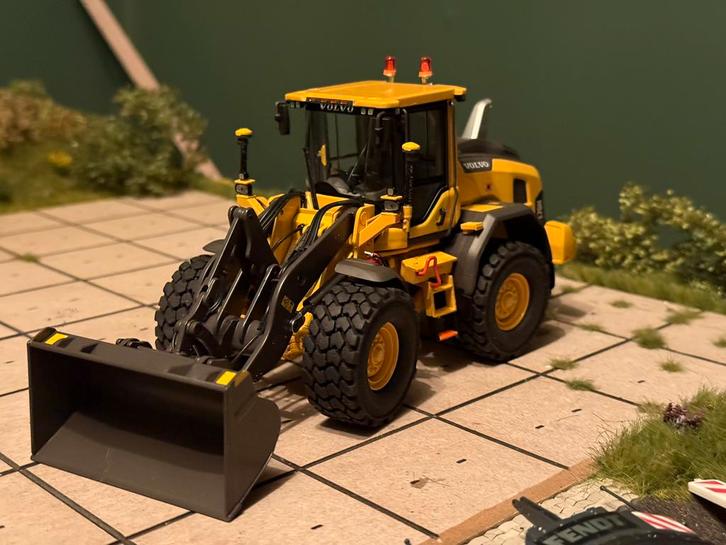 Volvo l60 AT collections 1:32 verbouwd, Hobby en Vrije tijd, Modelbouw | Radiografisch | Overige, Zo goed als nieuw, Ophalen of Verzenden