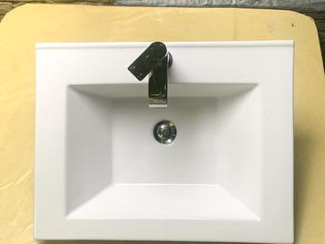 Toilettafel met keramische mengkraan beschikbaar voor biedingen