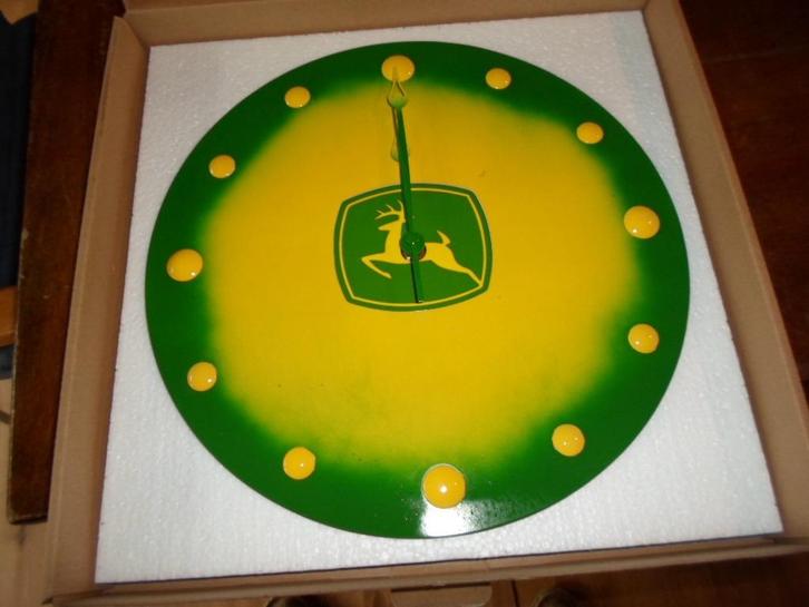 PARTIJ NIEUWE JOHN DEERE KLOKKEN  = 0630188794 = ZIE FOTO,S, Huis en Inrichting, Woonaccessoires | Klokken, Nieuw, Wandklok, Digitaal