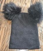 Leuke zwarte muts met pompons, Meisje, 110 t/m 116, Ophalen of Verzenden, Zo goed als nieuw