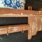 Brocante wandregaal, vintage schap met kanhaken, Gebruikt, Vintage, Ophalen of Verzenden, Nvt