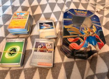Pokémon Kaarten Pakket met Tin, Binder & Sleeves beschikbaar voor biedingen