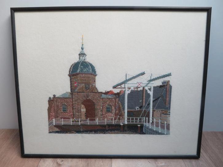 Ingelijst borduurwerk De Morspoort 1669 Leiden, Hobby en Vrije tijd, Borduren en Borduurmachines, Zo goed als nieuw, Overige typen
