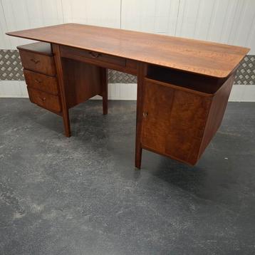 Is dit een vintage of een klassiek houten bureau? beschikbaar voor biedingen