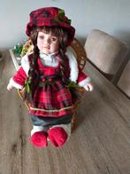 Te koop: Stenen pop in rieten stoel - meisje, Ophalen of Verzenden, Zo goed als nieuw, Pop