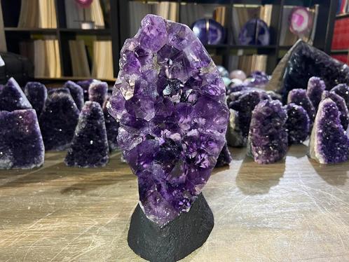 Amethist cluster op betonnen voet (66)diep paars van kleur!, Verzamelen, Mineralen en Fossielen, Mineraal, Ophalen of Verzenden