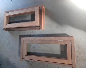 2 x Kozijn met raam 93 x  44 cm  / 1 los raam  beschikbaar voor biedingen