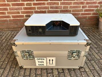 Casio XJ-ST145 short throw beamer incl. Flightcase beschikbaar voor biedingen