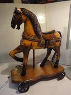 Antiek Houten Paardje  op wielen  met oogjes van glas  .47cm, Ophalen of Verzenden