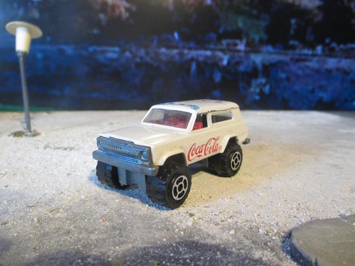 1:64 Jeep Grand Cherokee 1970's - Majorette COCA COLA, Hobby en Vrije tijd, Modelauto's | Overige schalen, Gebruikt, Auto, Ophalen of Verzenden