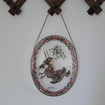 Schattige vintage Sarah Kay raamhanger glas in lood.  beschikbaar voor biedingen