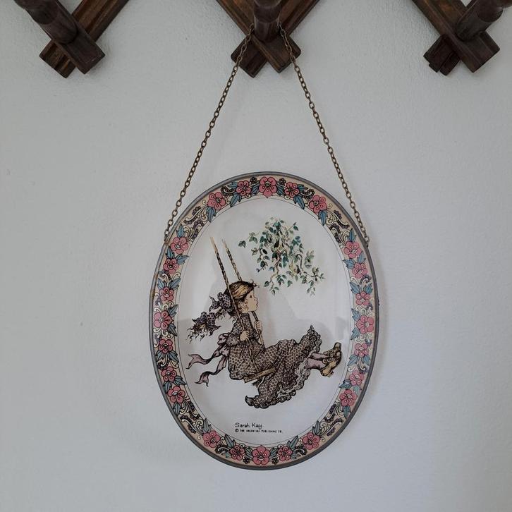 Schattige vintage Sarah Kay raamhanger glas in lood., Huis en Inrichting, Woonaccessoires | Wanddecoraties, Zo goed als nieuw