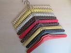 Kleurige vintage jaren '50 kleerhangers (9x) met klinknagels, Verzamelen, Retro, Ophalen of Verzenden, Huis en Inrichting