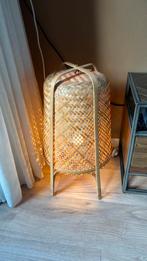 Staande rieten lamp, Huis en Inrichting, Lampen | Vloerlampen, Ophalen, Gebruikt, Hout, Minder dan 100 cm