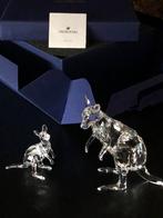 NIEUWSTAAT SWAROVSKI KANGOEROE MET JONGE, Ophalen of Verzenden, Zo goed als nieuw, Figuurtje