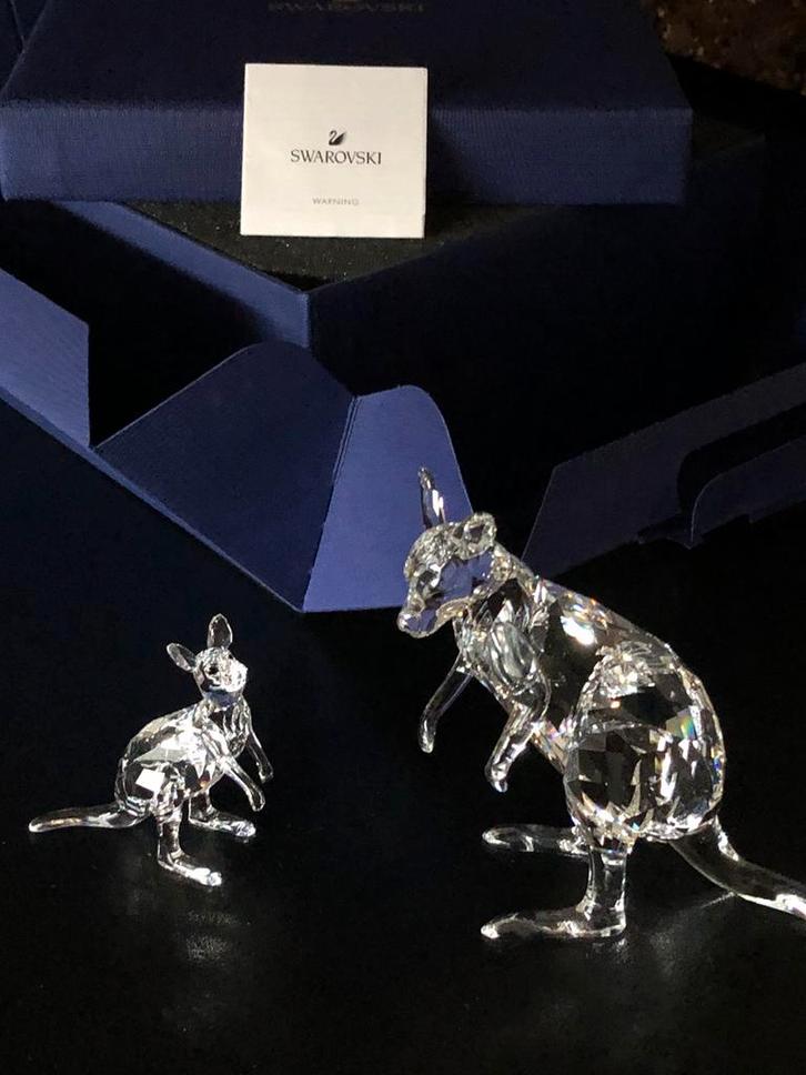 NIEUWSTAAT SWAROVSKI KANGOEROE MET JONGE, Verzamelen, Swarovski, Zo goed als nieuw, Figuurtje, Ophalen of Verzenden